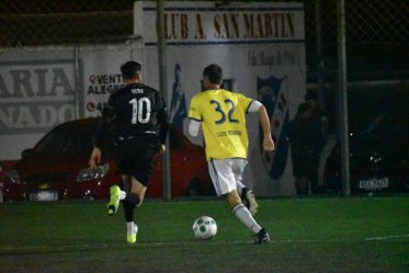 Imagen del partido. Un jugador con el balón seguido por el rival. 