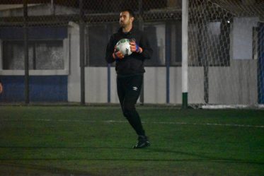 Arquero de Los Gatos con la pelota en mano.
