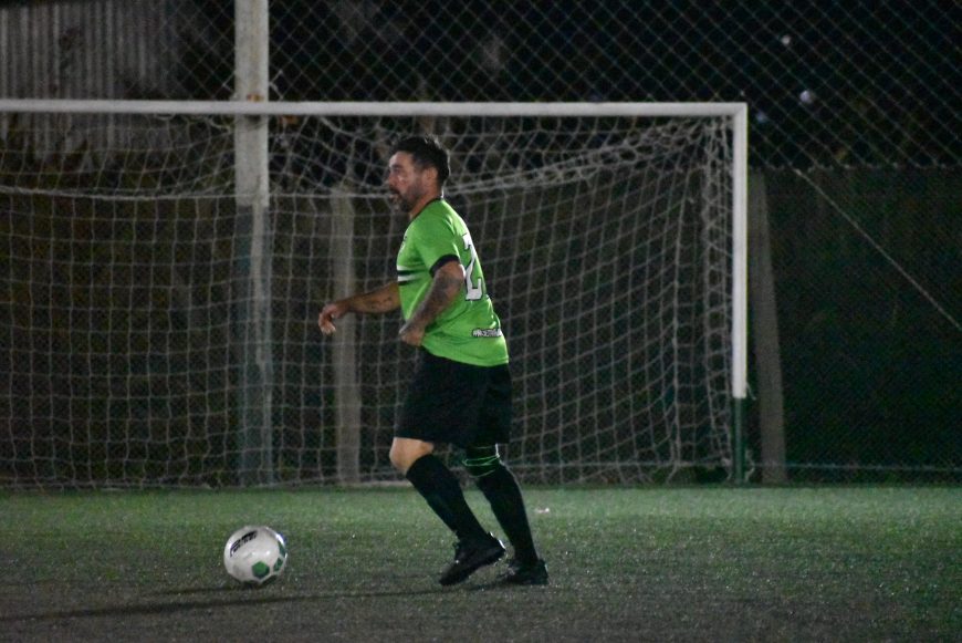 Jugador de tijera con el balón dominado
