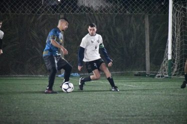 Joan Sueldo con la pelota dominada de cara a un rival. Jugador destacado de la fecha 8 del fútbol 7